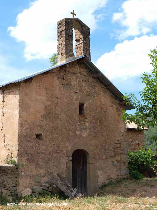 Fachada oriental de la ermita con portada y vano
